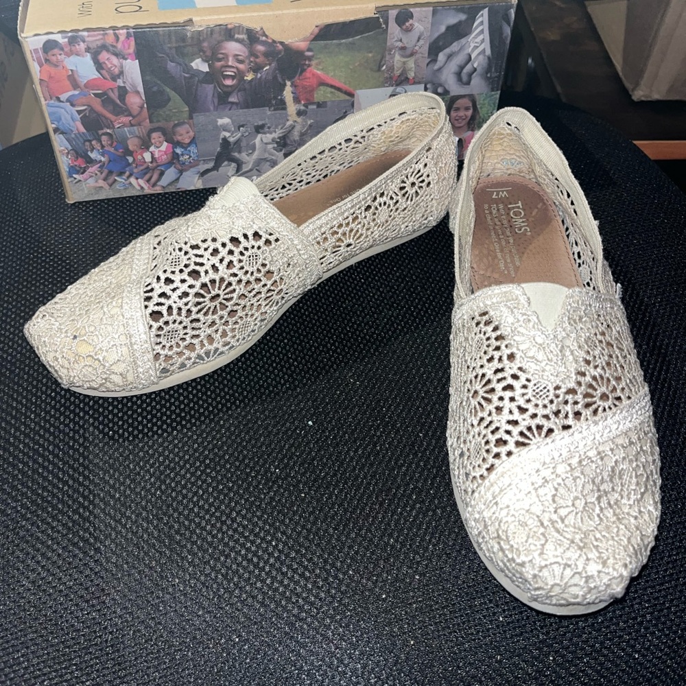 Toms crochet shoes size 7